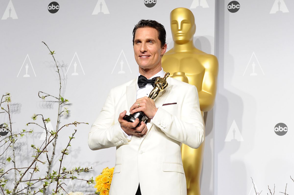 Matthew McConaughey, père de trois enfants tenant un Oscar portant un costume blanc