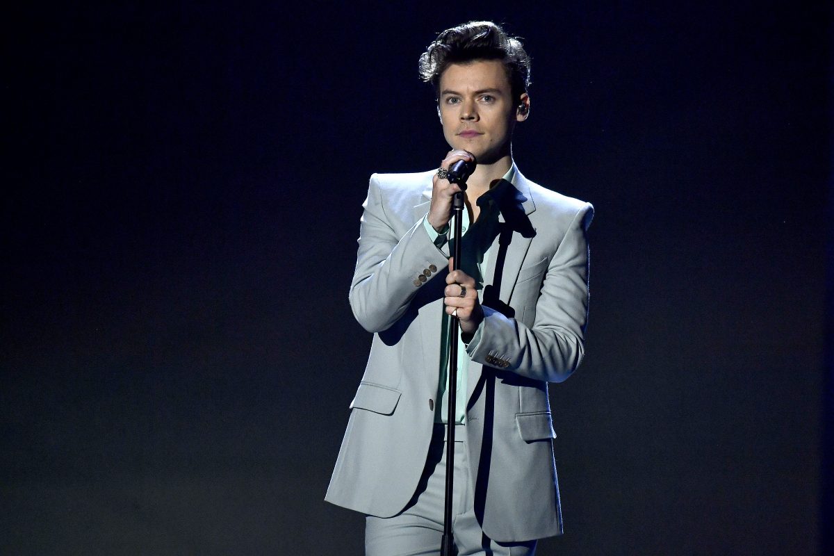 Le chanteur Harry Styles se produit sur la piste lors du Victoria's Secret Fashion Show 2017 à Shanghai