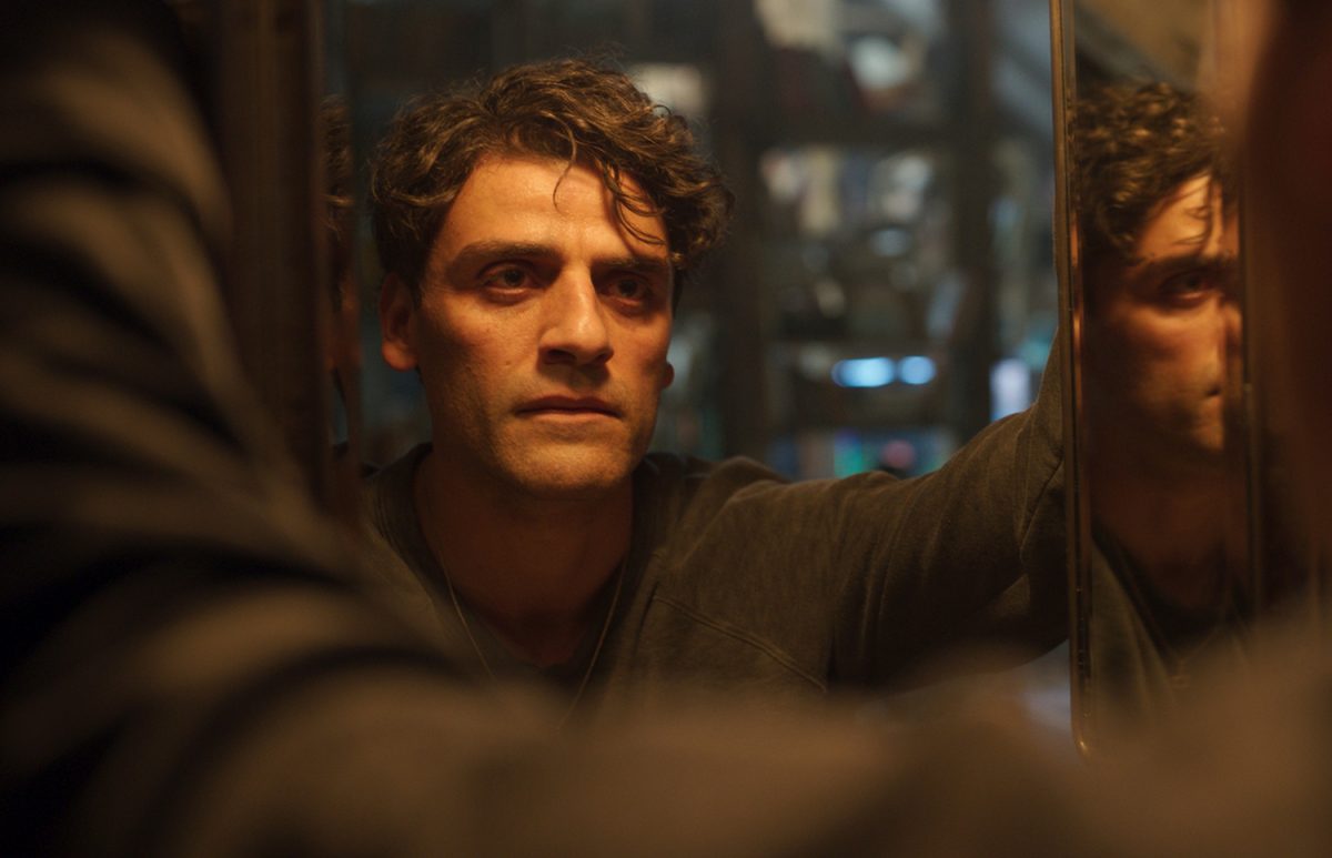 Oscar Isaac dans le rôle de Steven Grant/Marc Spector, se regardant dans un miroir dans Moon Knight