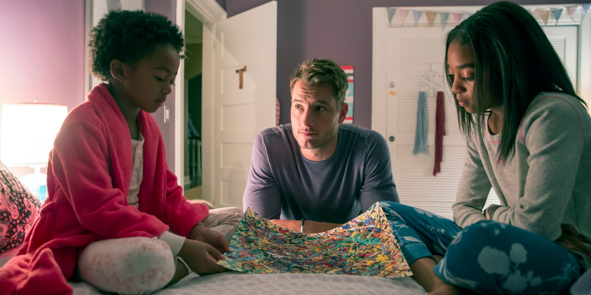 Faithe Herman, Justin Hartley, Eris Baker dans une scène de la saison 1 de This Is Us.