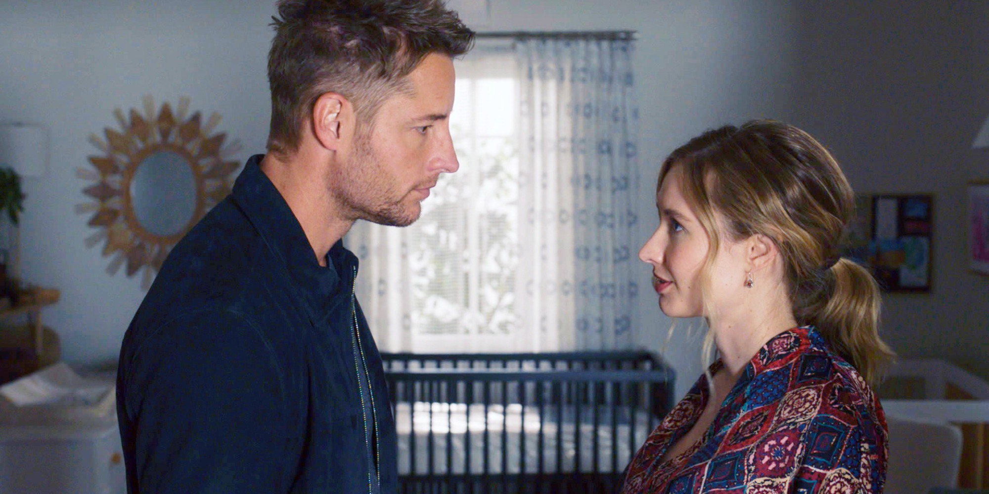 Justin Hartley et Caitlin Thompson sur le tournage de This Is Us.
