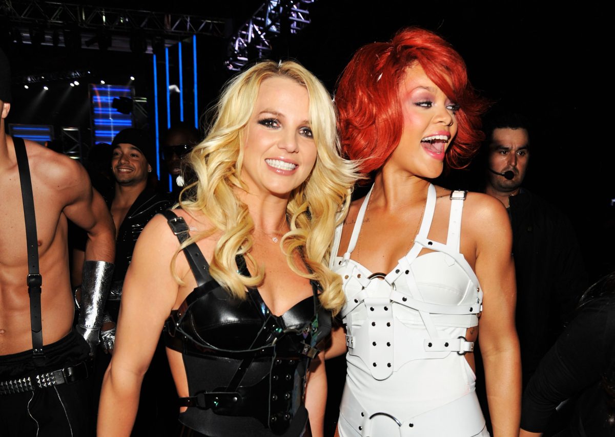 Britney Spears et Rihanna posent ensemble pour une photo après une performance.