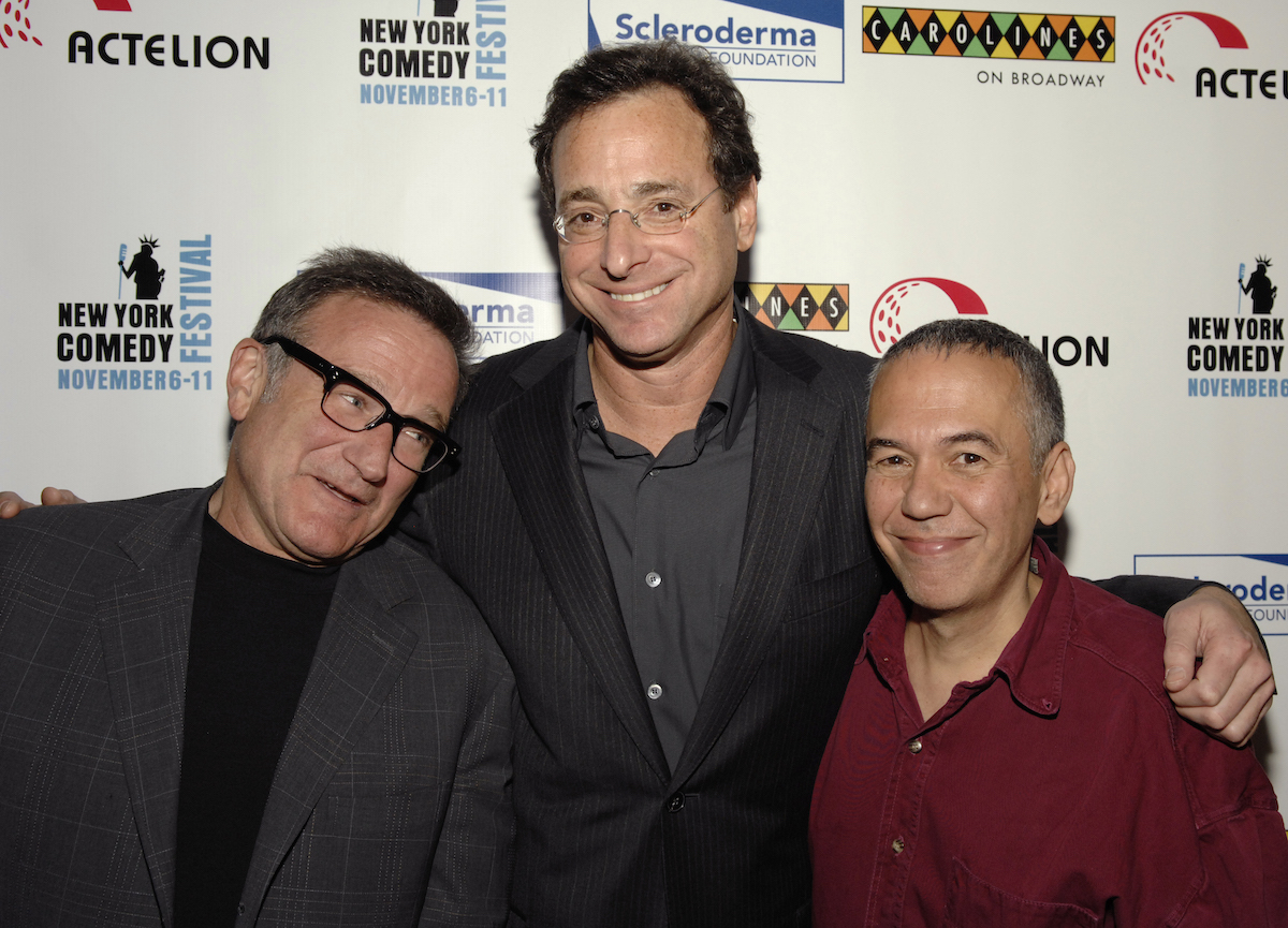 Robin Williams, Bob Saget et Gilbert Gottfried posent ensemble lors d'un événement.