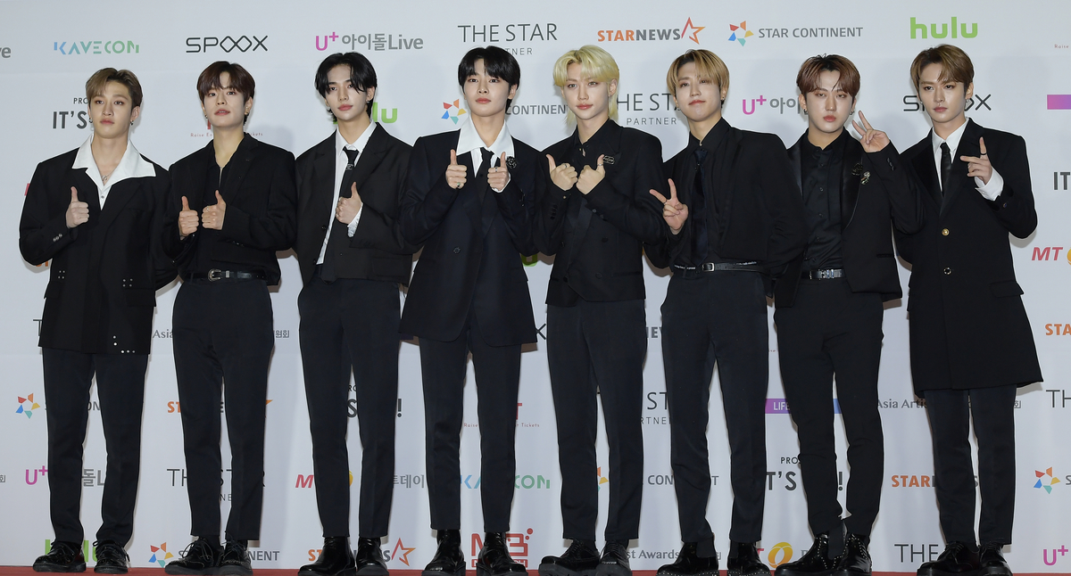 Vêtus de costumes noirs, Stray Kids pose sur le tapis rouge des Asia Artist Awards à Séoul, en Corée du Sud.