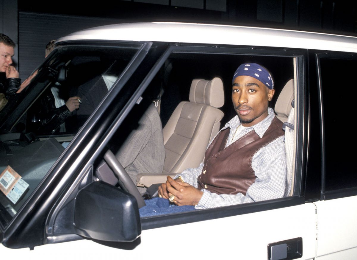 Tupac Shakur monte en voiture