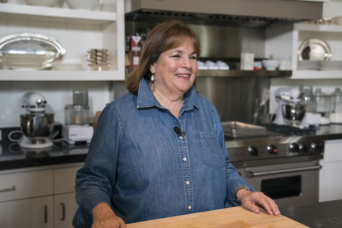 Barefoot Contessa Ina Garten sourit vêtue d'une chemise bleue