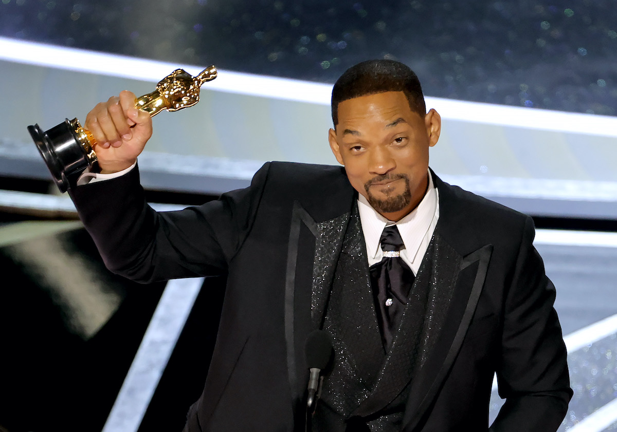 Will Smith porte son costume et brandit son Oscar