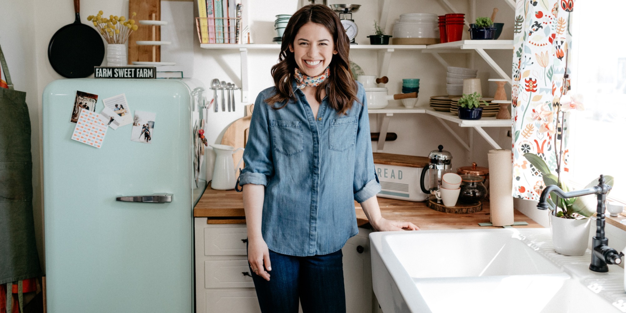 Molly Yeh sourit sur une photo, elle joue dans Food Network's "La fille rencontre la ferme."