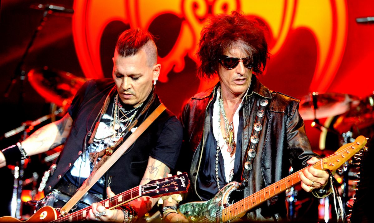 Johnny Depp et Joe Perry des Hollywood Vampires se produisant en Angleterre en 2018.