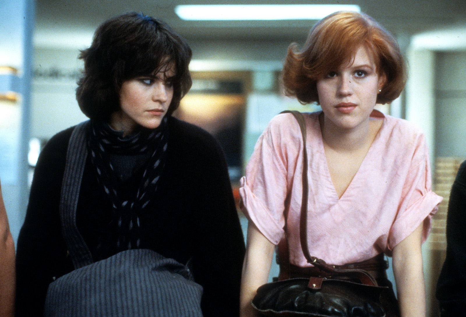 Ally Sheedy et Molly Ringwald sont assises l'une à côté de l'autre dans une scène du film