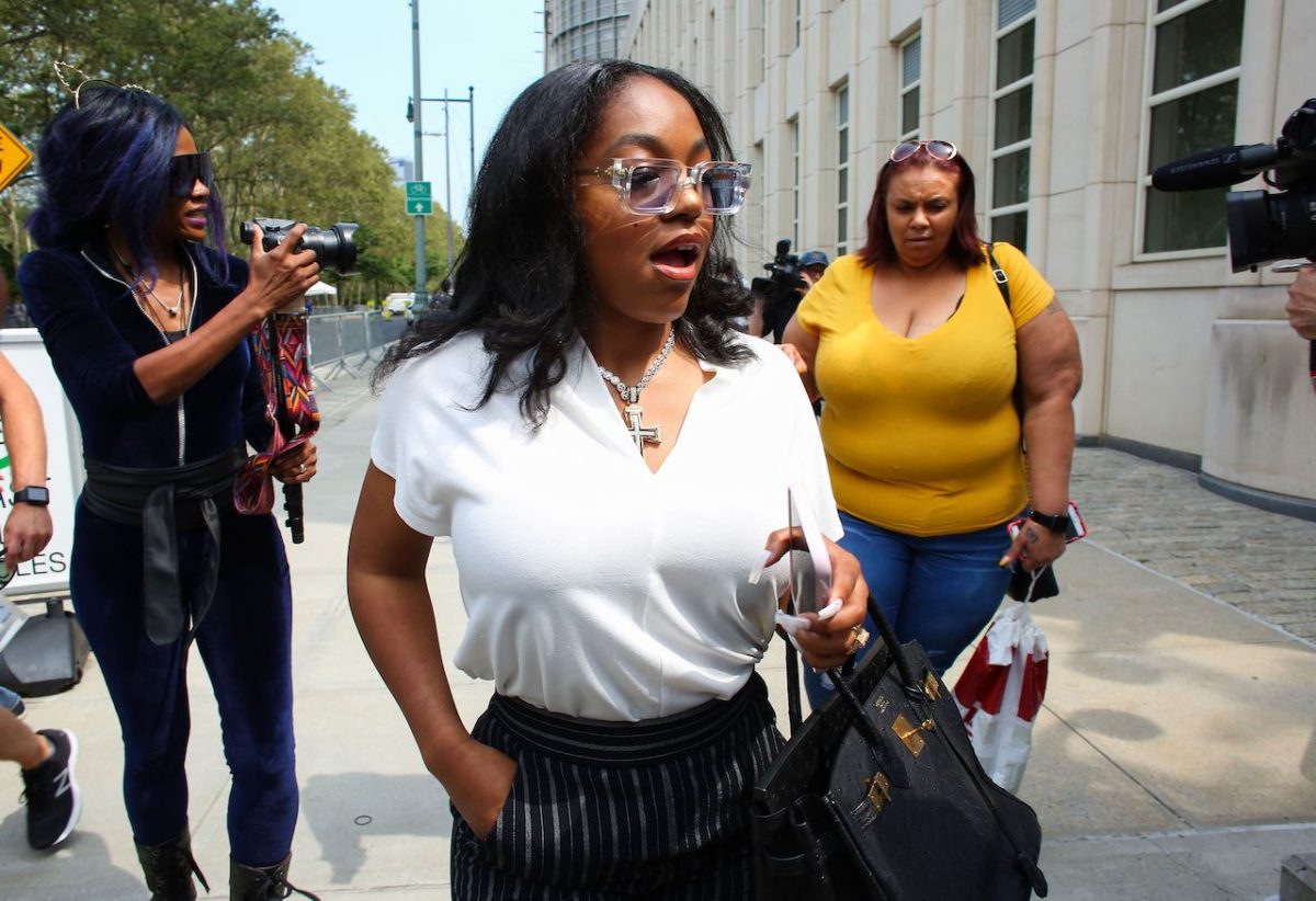 L'ex-petite amie de R. Kelly, Azriel Clary, quitte une audience au tribunal