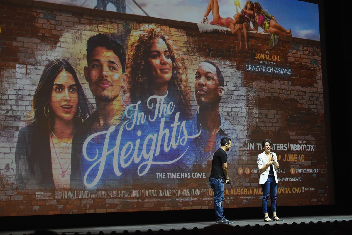 L'acteur/dramaturge/compositeur Lin-Manuel Miranda et la dramaturge/parolière Quiara Alegria Hudes parlent sur scène avant la projection de 'In the Heights'