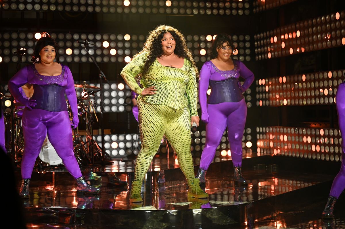 Lizzo portant une combinaison à paillettes vertes lors d'une performance sur SNL.