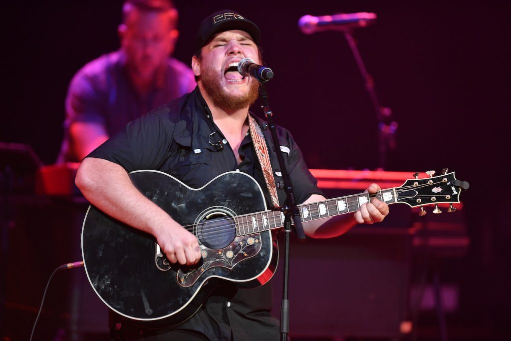 Luke Combs se produit sur scène en 2017 à Nashville, Tennessee