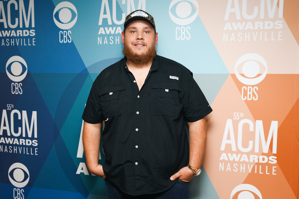 Luke Combs souriant