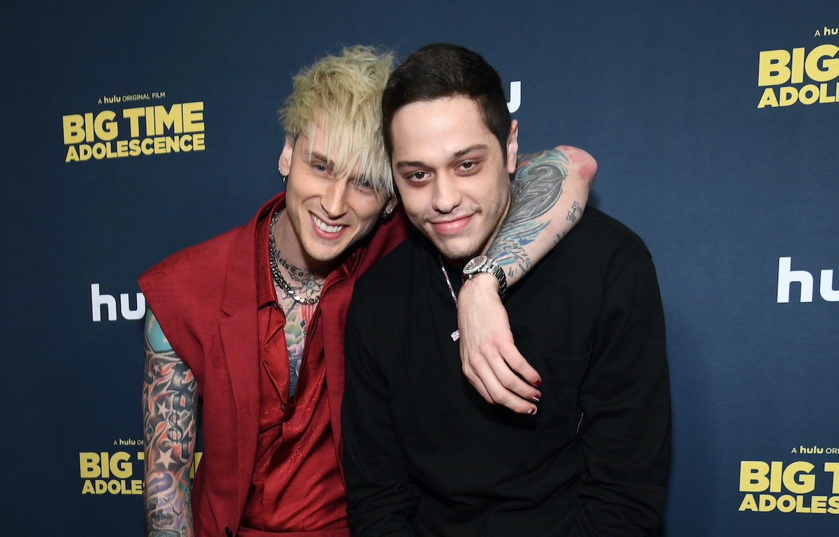 Machine Gun Kelly et Pete Davidson souriant