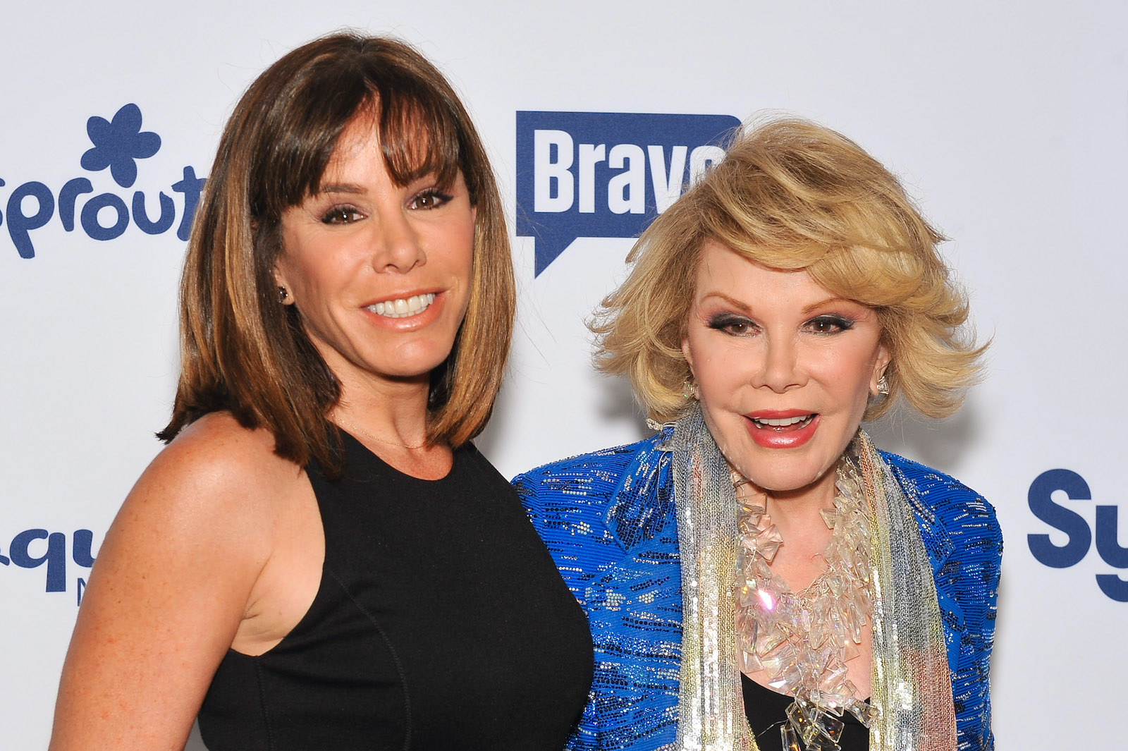 Joan Rivers et Melissa Rivers sourient sur la marche et répètent lors d'un événement en 2014