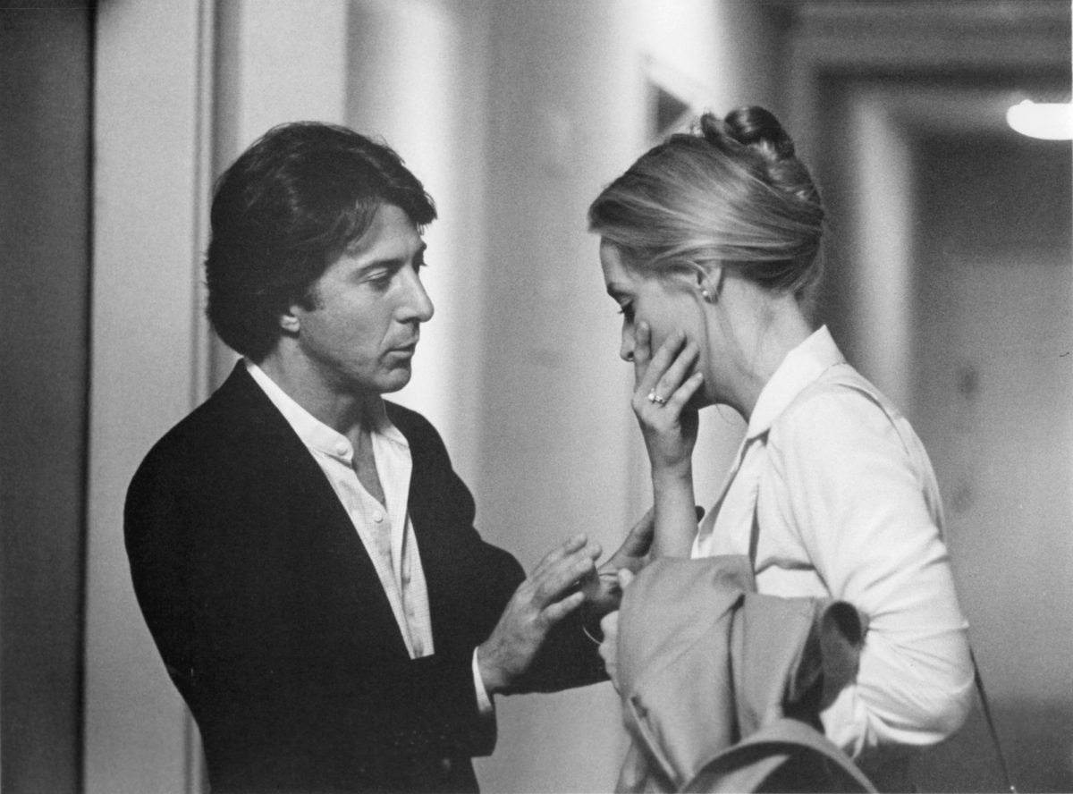 'Kramer contre Kramer' Dustin Hoffman dans le rôle de Ted Kramer et Meryl Streep dans le rôle de Joanna avec elle tenant sa bouche sur sa bouche pendant qu'il essaie de la consoler