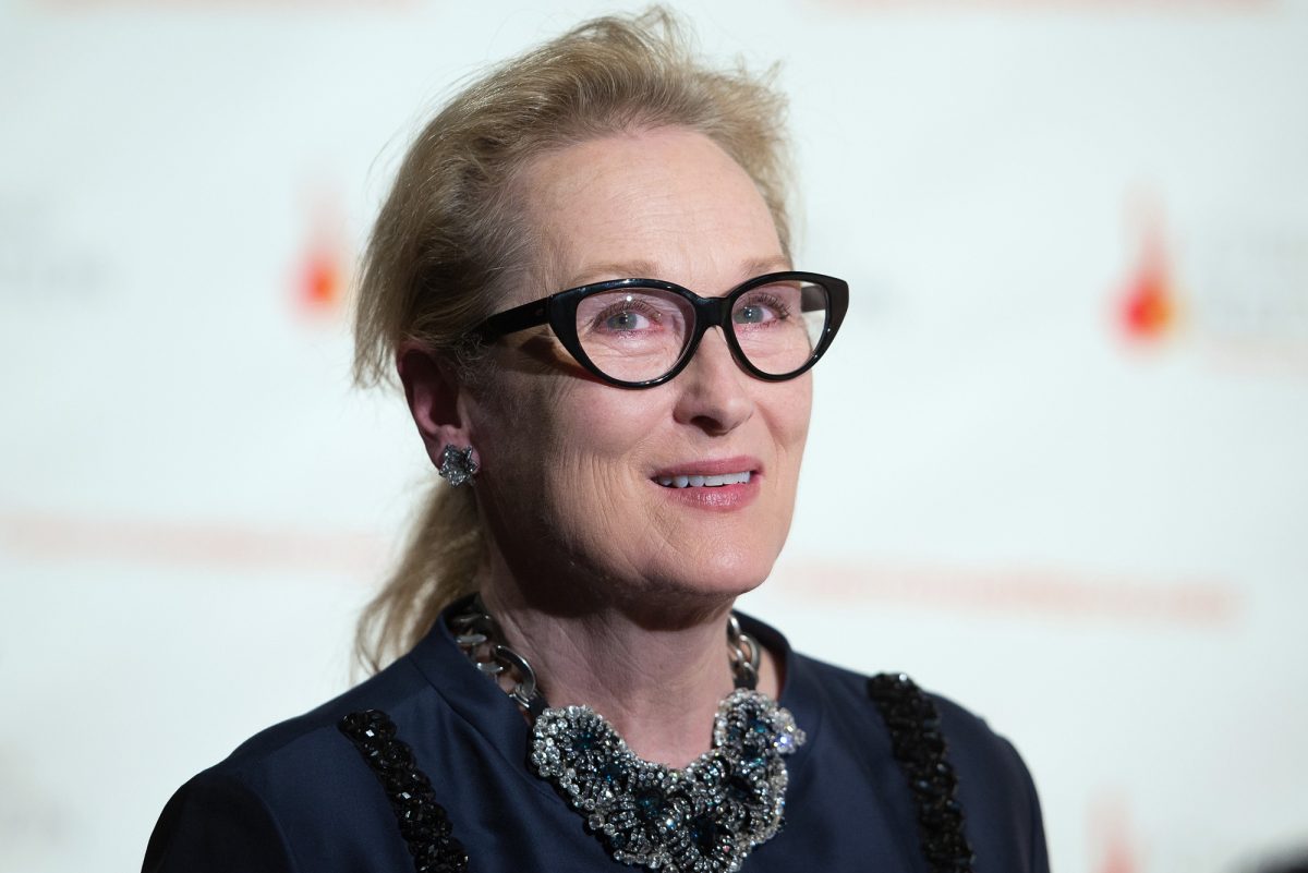 Meryl Streep lors d'un gala devant une marche blanche et répétez