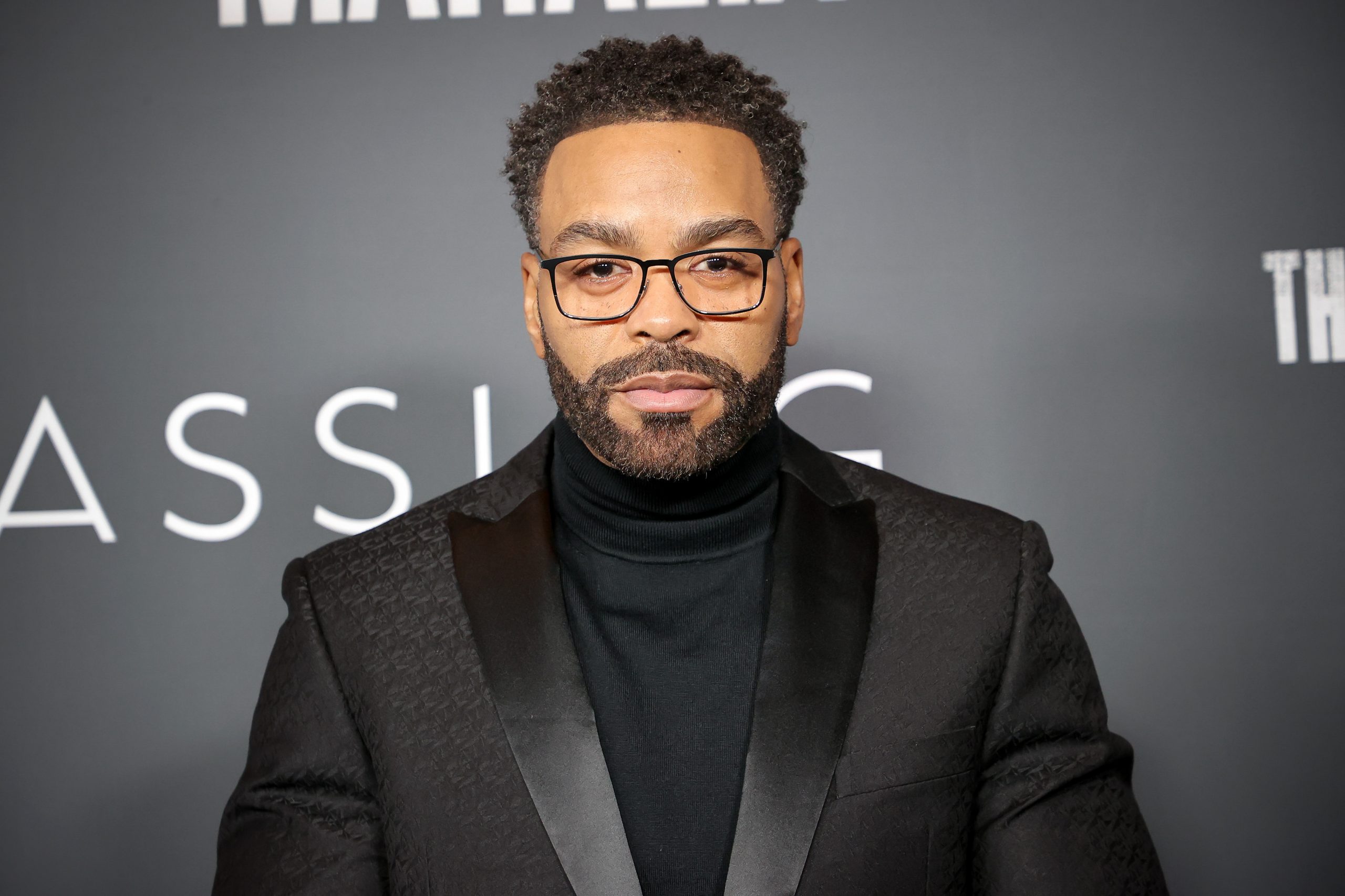 Method Man portant des lunettes sur fond noir