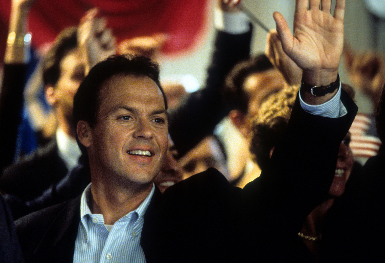 Michael Keaton lève la main dans une scène du film 