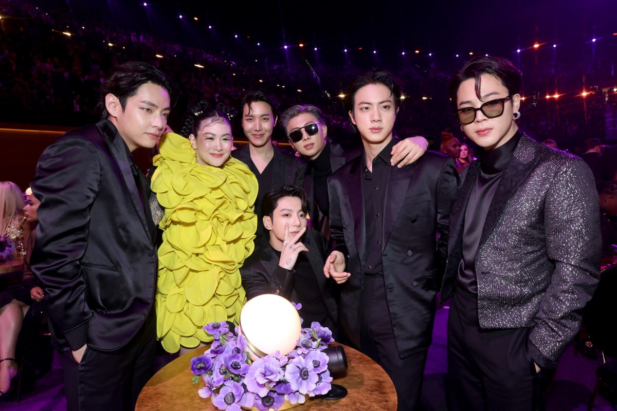 V de BTS, Michelle Zauner de Japanese Breakfast et J-Hope, Jungkook, RM, Jin et Jimin de BTS assistent à la 64e cérémonie annuelle des GRAMMY Awards