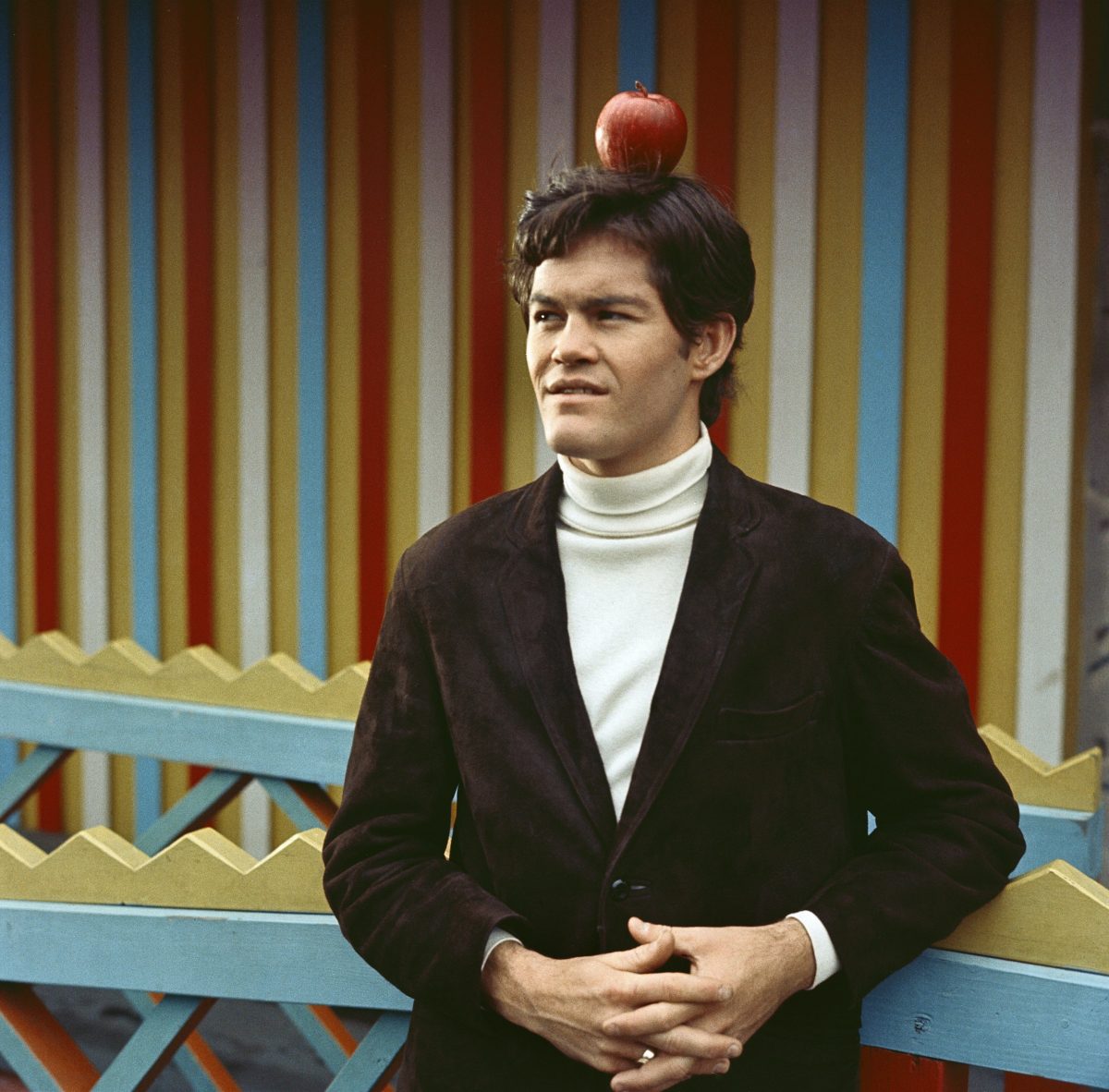 Micky Dolenz des Monkees avec une pomme sur la tête
