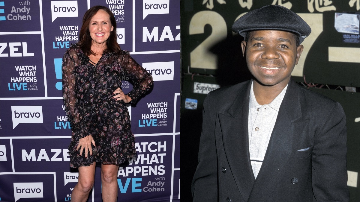 (L) Molly Shannon pose avec une main sur sa hanche et sourit (R) Gary Coleman sourit en costume et chapeau