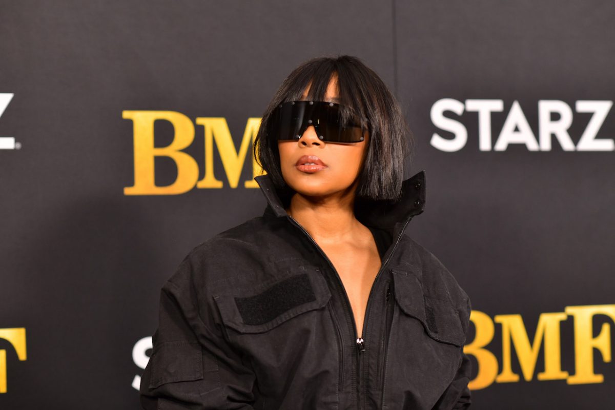 Monica pose sur le tapis rouge pour la première de 