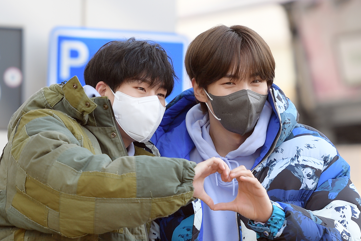 Joohoney et Minhyuk, membres de Monsta X, apparaissent sur le plateau de Knowing Bros de JTBC au studio JTBC à Goyang, en Corée du Sud.