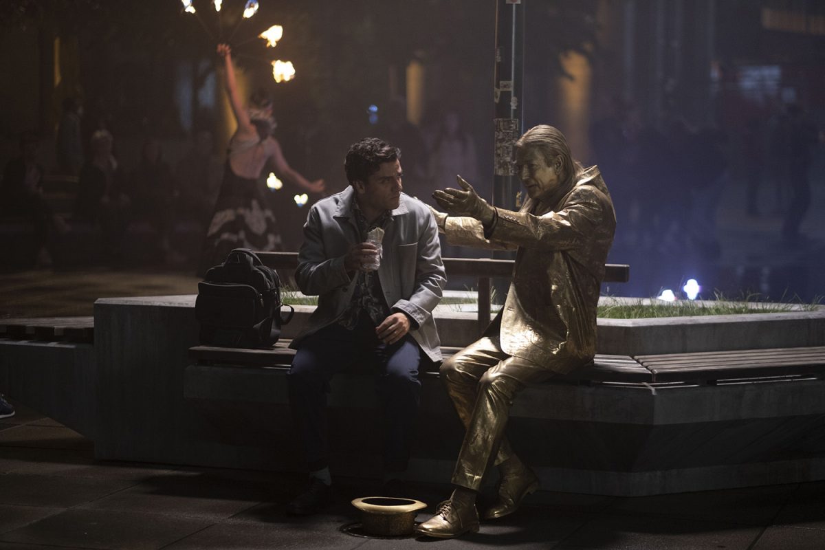 Oscar Isaac dans le rôle de Steven Grant et Shaun Scott dans le rôle de Crawley dans l'épisode 1 de Moon Knight, discutant du rendez-vous de Steven dans un steak house