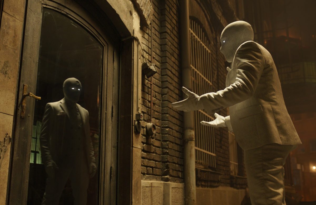 Oscar Isaac dans le rôle de Steven Grant et Marc Spector dans l'épisode 2 de