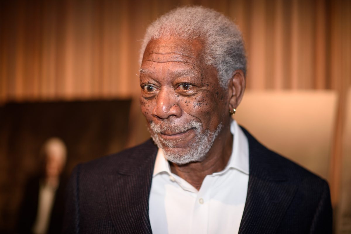 Morgan Freeman, l'homme à la voix emblématique, vêtu d'un costume