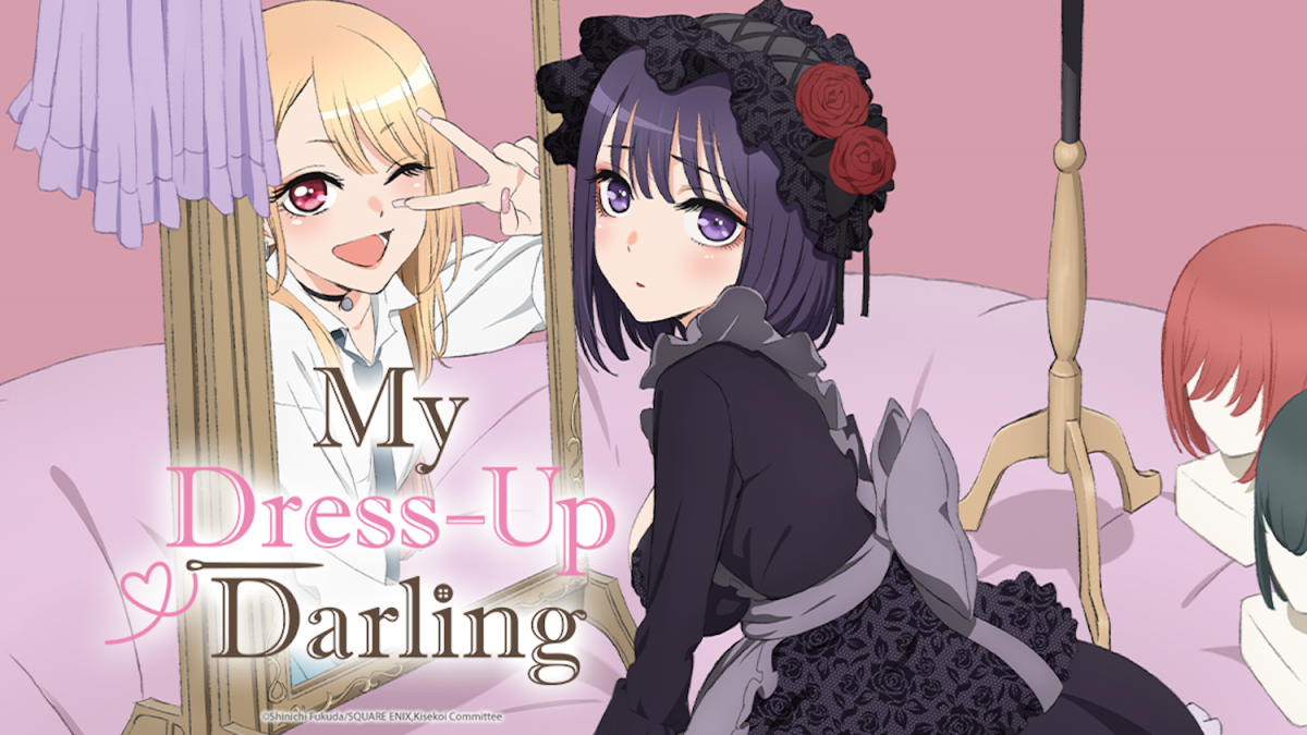 Marin Kitagawa, la principale femme principale de l'anime 'My Dress-Up Darling', cosplayant comme l'un de ses personnages préférés tout en se regardant dans un miroir. Les fans espèrent bientôt une annonce de la saison 2 de
