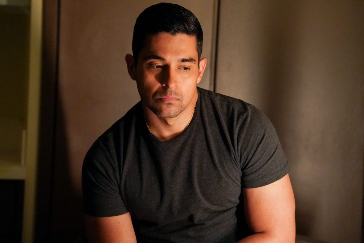 Wilmer Valderrama s'assoit et a l'air triste alors qu'il joue Nick Torres dans NCIS.