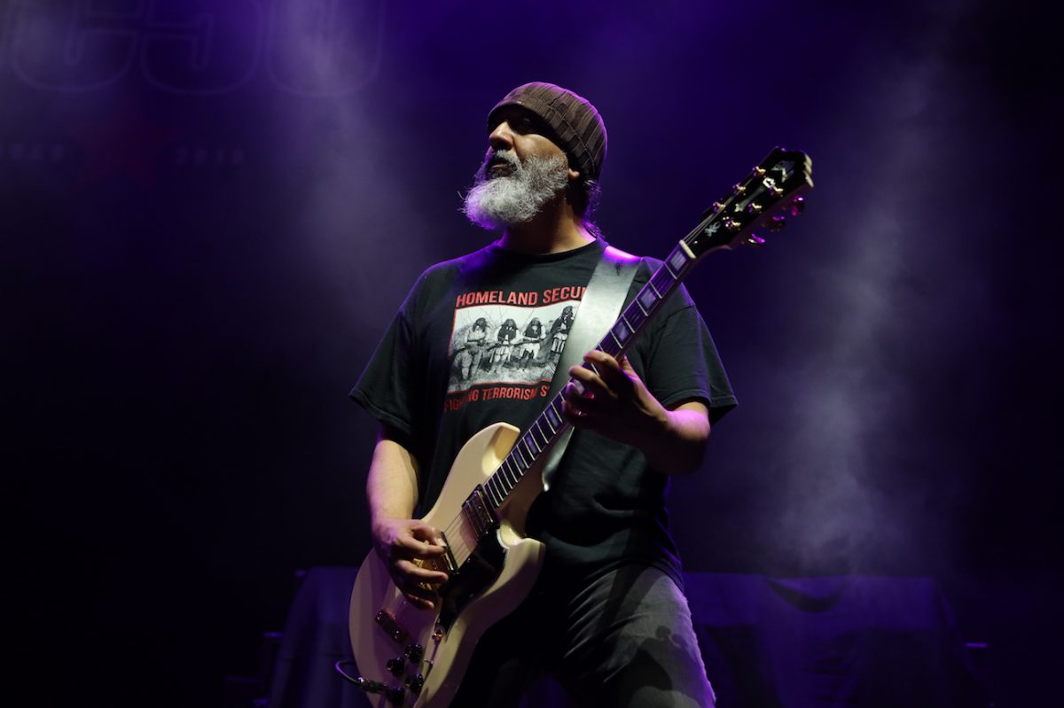 Kim Thayil se produit avec le supergroupe MC50 en 2020.