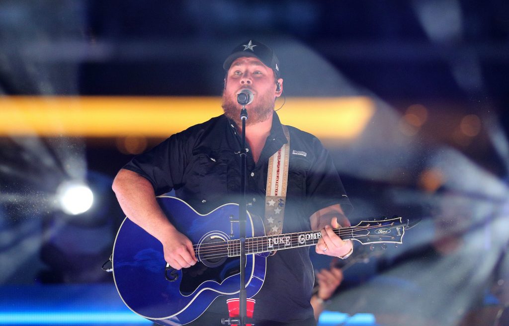 Luke Combs, dont le nouvel album sortira cet été, se produira en live avec sa guitare en 2021