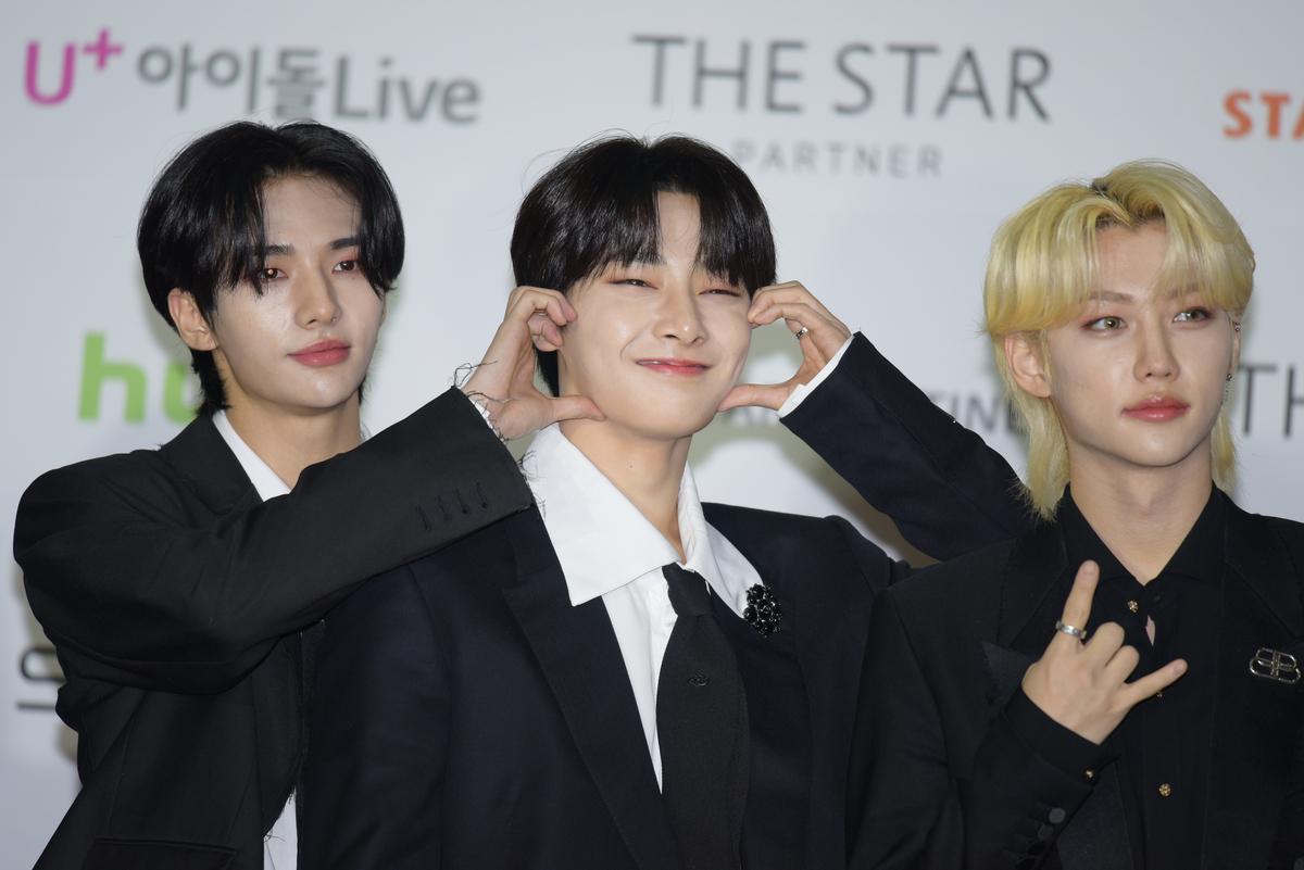 Les membres de Stray Kids Hyunjin, IN et Felix posent aux Asia Artist Awards à Séoul, en Corée du Sud.