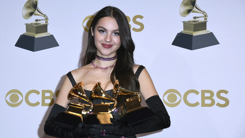 Les fans réagissent à Olivia Rodrigo abandonnant et brisant 1 de ses Grammy Awards