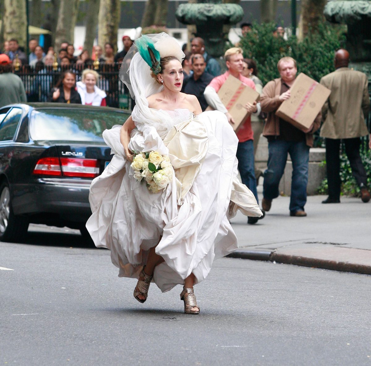 Sarah Jessica Parker est vue en train de courir dans la rue dans sa robe de mariée Vivienne Westwood pendant le tournage de 