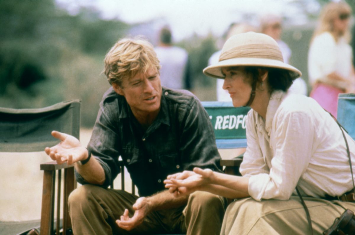 'Out of Africa' Robert Redford et Meryl Streep parlent assis sur leurs chaises avec leurs noms dessus