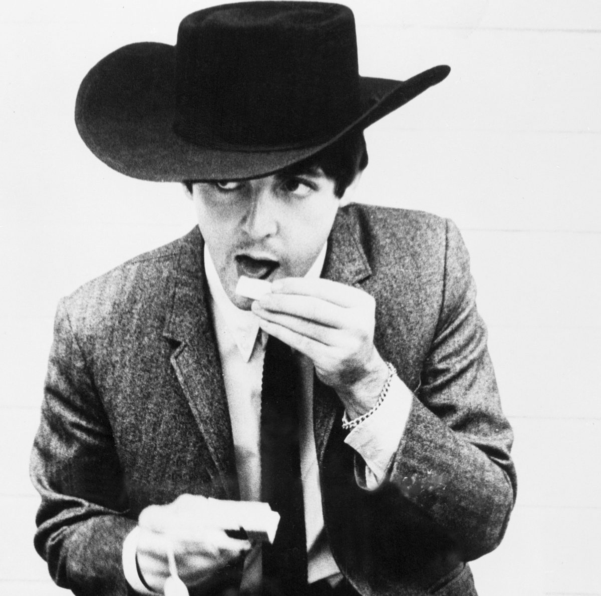 Paul McCartney des Beatles portant un chapeau de cowboy