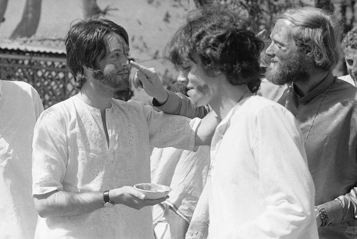 Paul McCartney, Donovan et Mike Love en Inde, 1968.