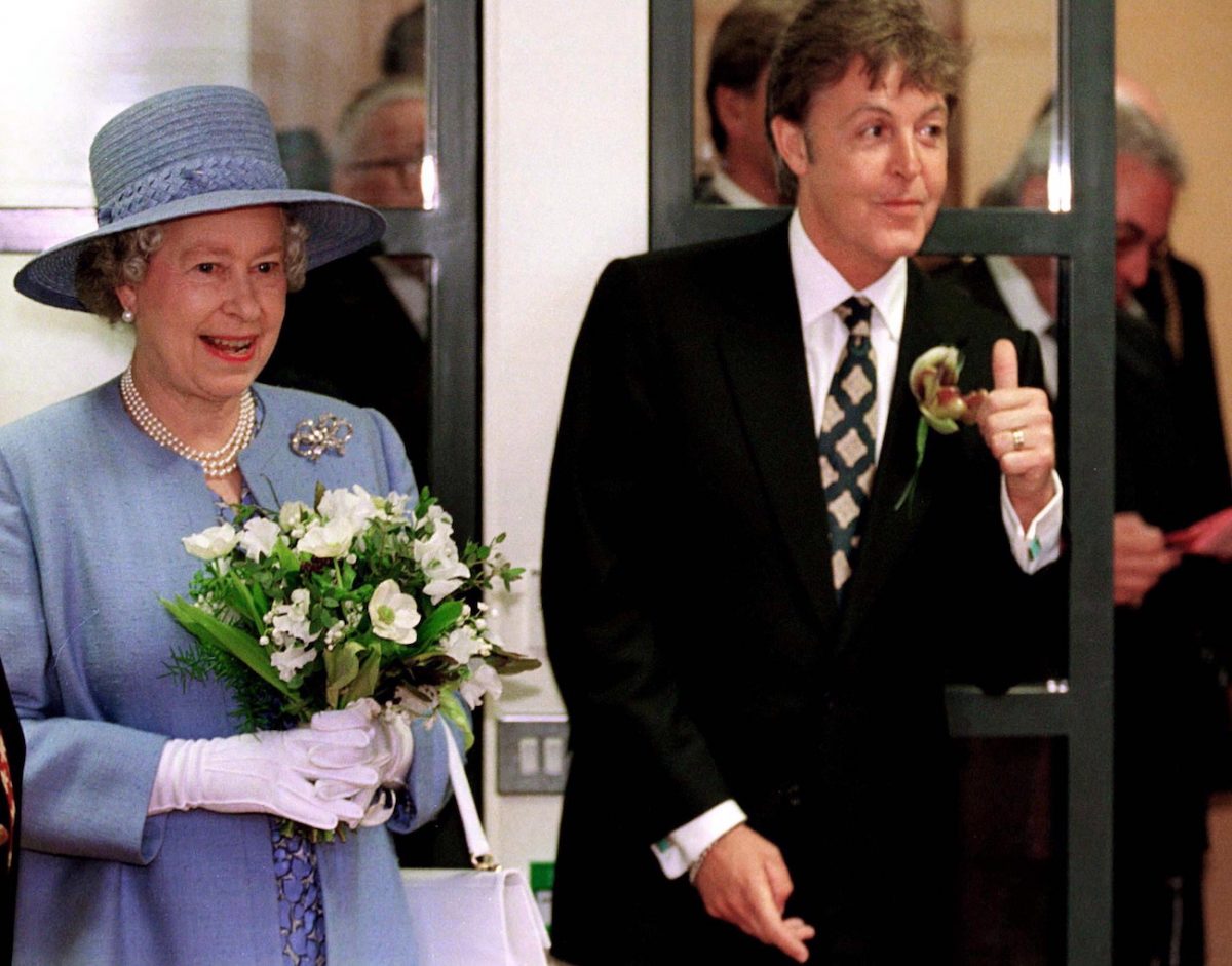 La reine Elizabeth et Paul McCartney au Liverpool Institute for Performing Arts en 1996.