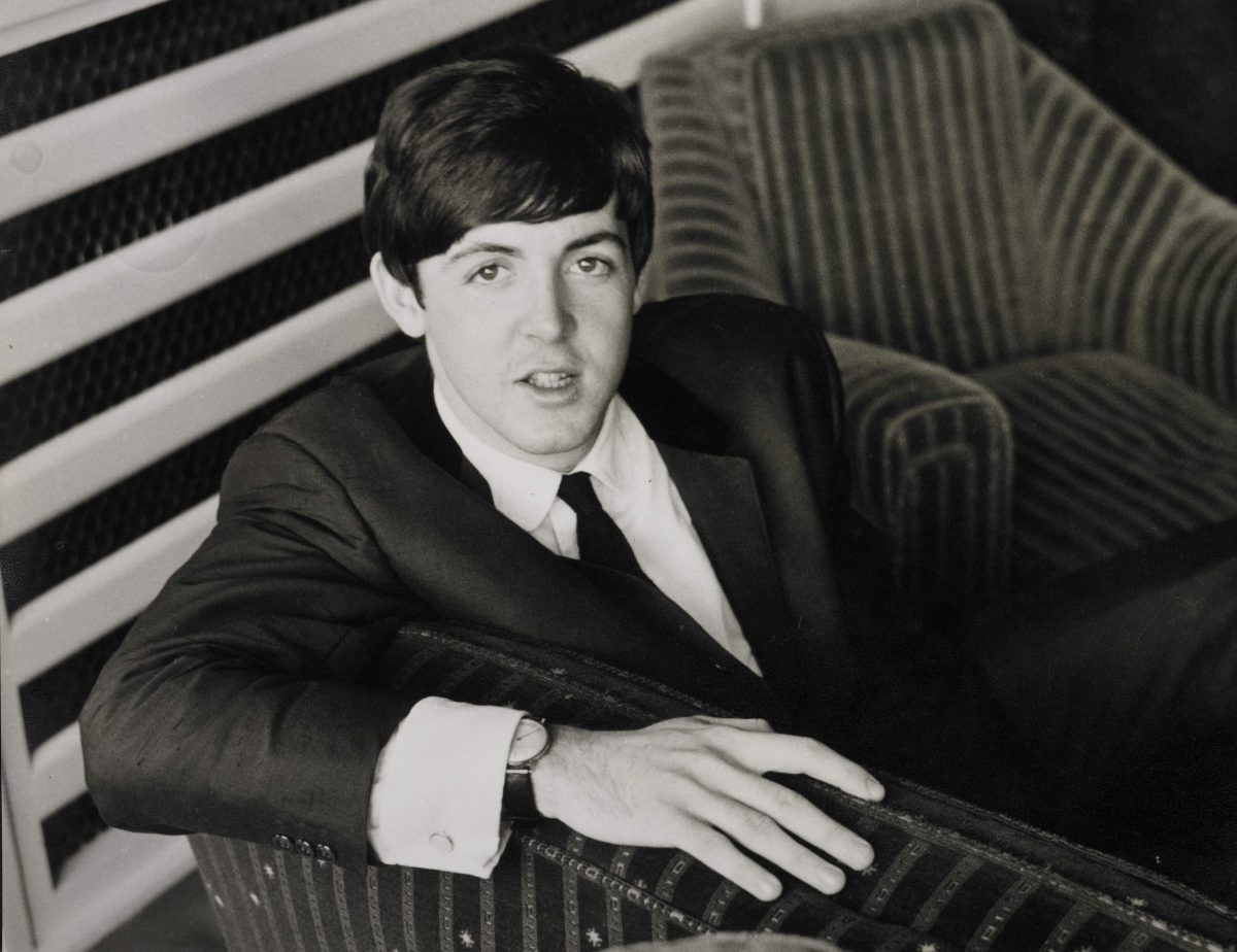 Paul McCartney assis sur une chaise pendant les Beatles "Je ne peux pas m'acheter l'amour" ère