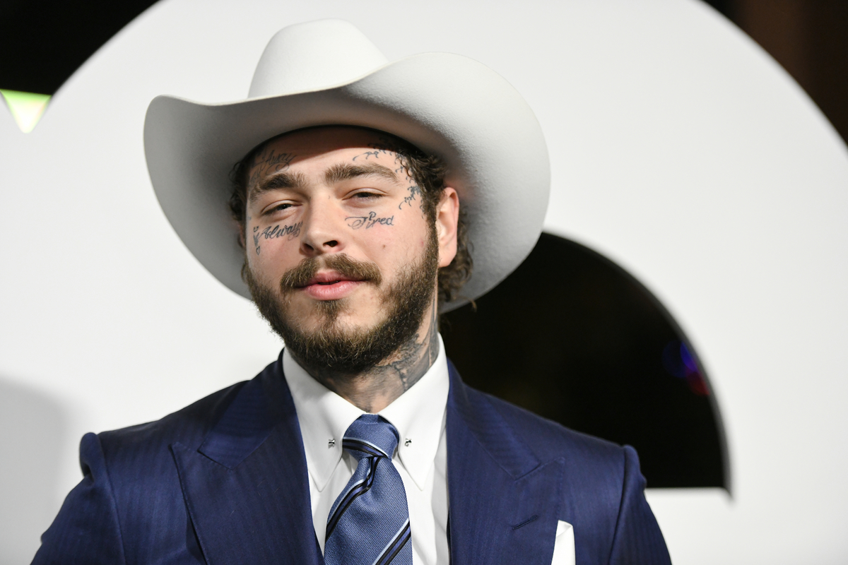 Portant un chapeau de cow-boy, Post Malone assiste aux GQ Men of the Year Awards à West Hollywood, CA. 