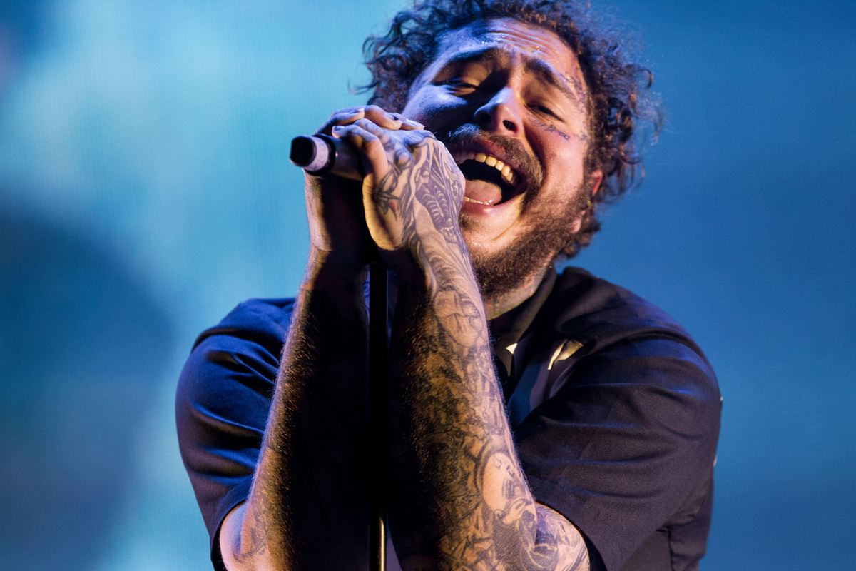 Post Malone se produit sur scène à Lollapalooza à Buenos Aires, Argentine.