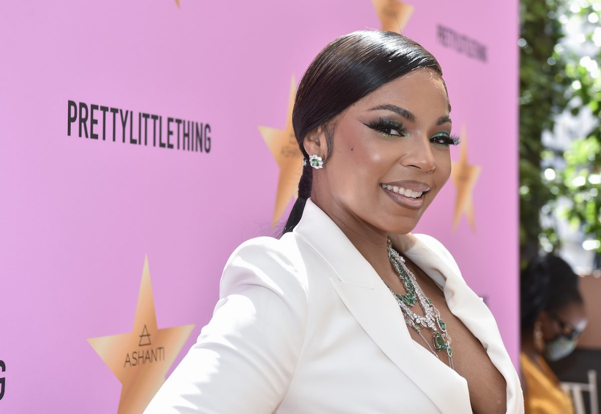 Ashanti pose pour une photo sur le tapis rouge - la chanteuse a récemment expliqué pourquoi le mariage n'était pas sur sa liste de priorités