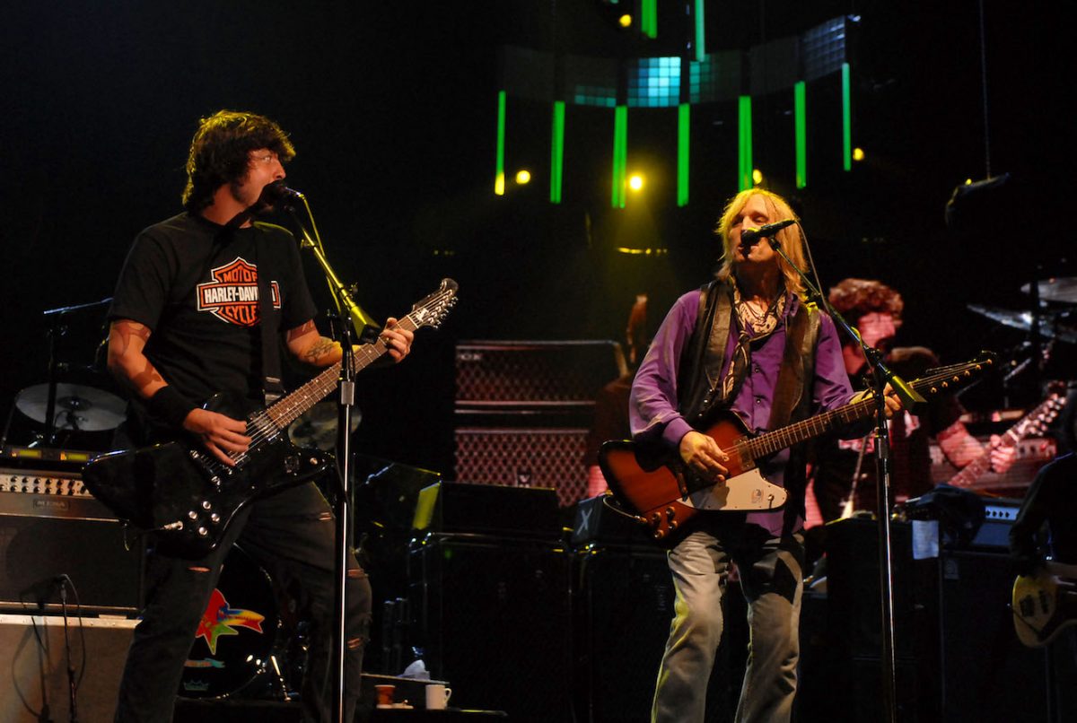 Dave Grohl se produit avec Tom Petty and the Heartbreakers en 2006.