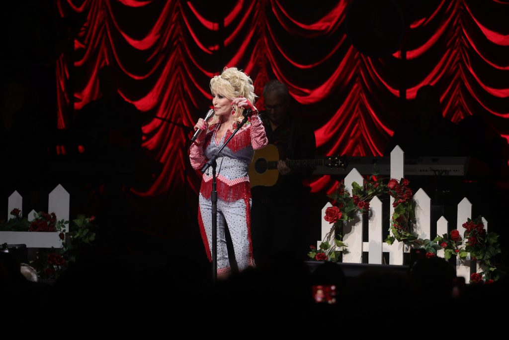 Dolly Parton se produit sur scène à ACL Live pendant le Dollyverse de Blockchain Creative Labs